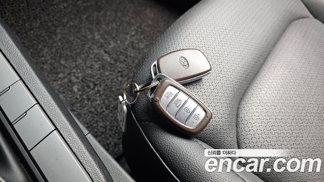Hyundai AVANTE 2018 — photo 22