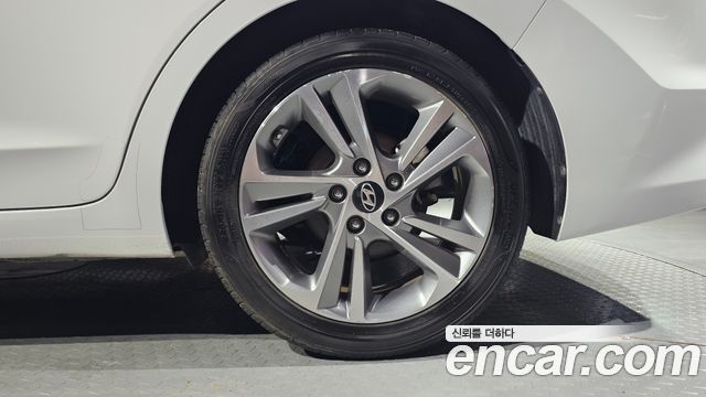 Hyundai AVANTE 2018 — photo 7