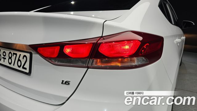 Hyundai AVANTE 2018 — photo 9