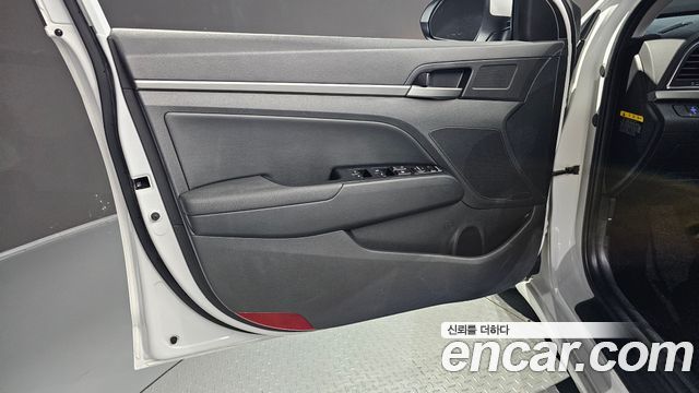 Hyundai AVANTE 2018 — photo 14
