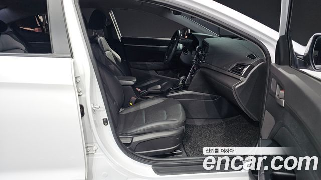 Hyundai AVANTE 2018 — photo 16