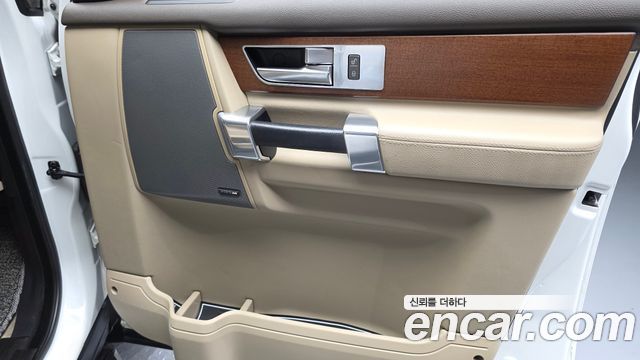 Land Rover Discovery 2016 — photo 14