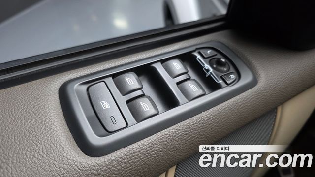 Land Rover Discovery 2016 — photo 28
