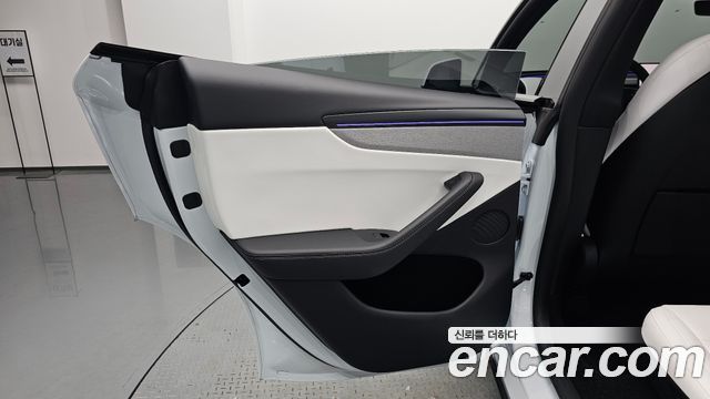 Tesla Model Y 2026 — photo 15