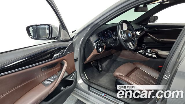 BMW 5-Series 2022 — photo 10