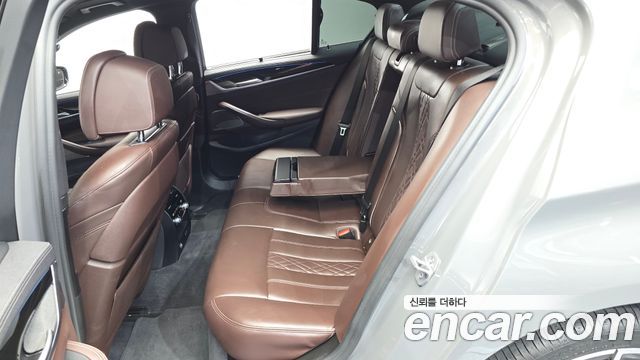 BMW 5-Series 2022 — photo 11