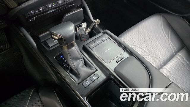 Lexus ES 2022 — photo 12