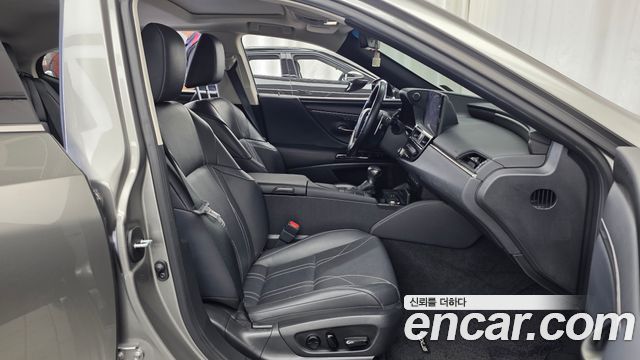Lexus ES 2022 — photo 17