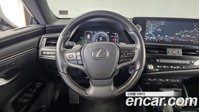 Lexus ES 2022 — photo 19