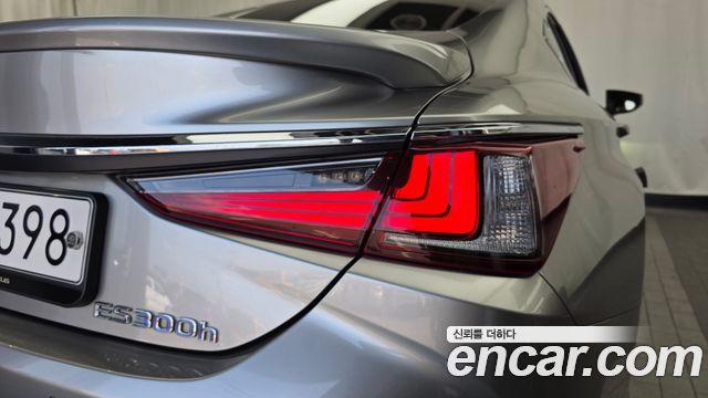 Lexus ES 2022 — photo 9
