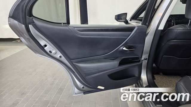 Lexus ES 2022 — photo 15