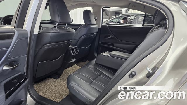 Lexus ES 2022 — photo 16