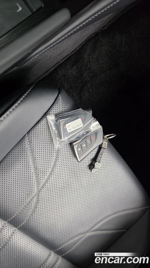 Lexus ES 2022 — photo 34