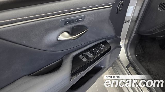Lexus ES 2022 — photo 35