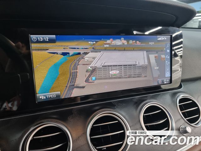 Mercedes-Benz E-Class 2017 — photo 12