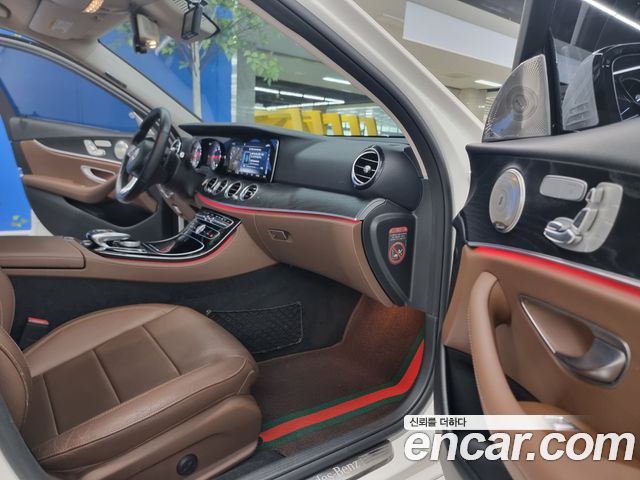 Mercedes-Benz E-Class 2017 — photo 14