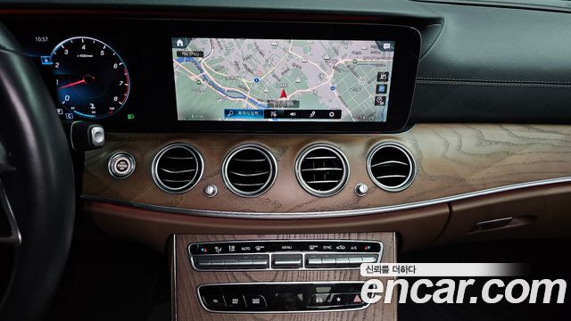 Mercedes-Benz E-Class 2021 — photo 19
