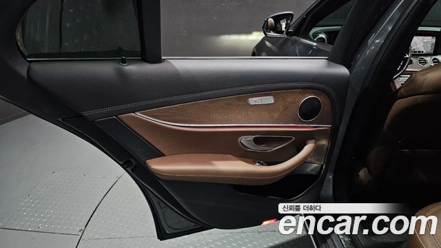 Mercedes-Benz E-Class 2021 — photo 15