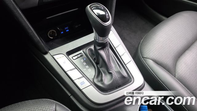 Hyundai AVANTE 2017 — photo 12