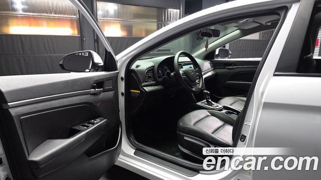 Hyundai AVANTE 2017 — photo 13