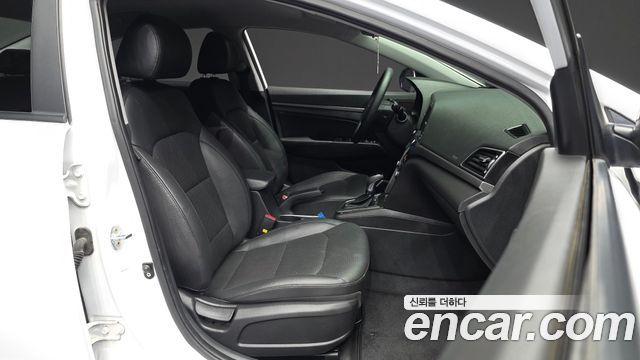 Hyundai AVANTE 2017 — photo 17