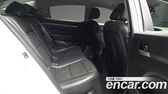 Hyundai AVANTE 2017 — photo 18