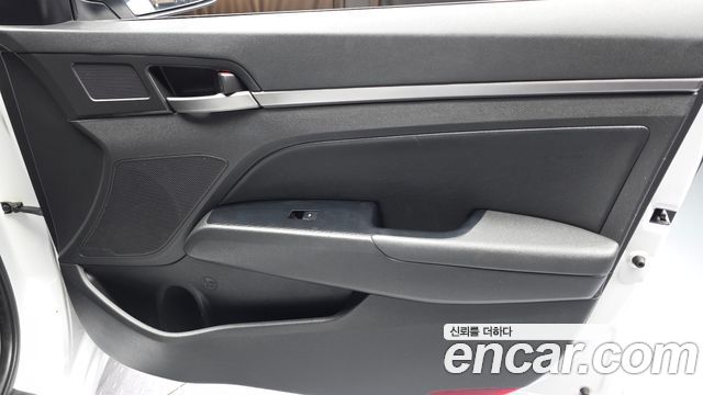 Hyundai AVANTE 2017 — photo 14
