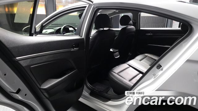Hyundai AVANTE 2017 — photo 16