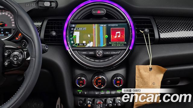 Mini Cooper Convertible 2019 — photo 20