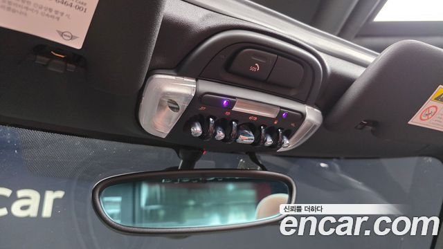 Mini Cooper Convertible 2019 — photo 25