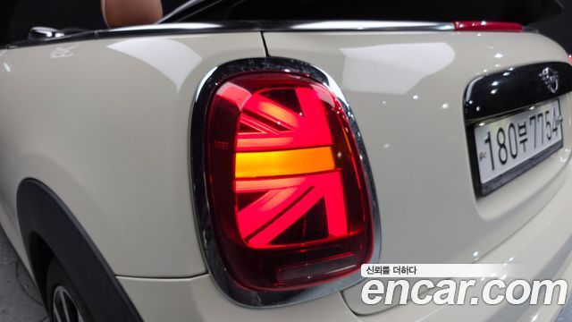 Mini Cooper Convertible 2019 — photo 9