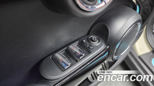 Mini Cooper Convertible 2019 — photo 28