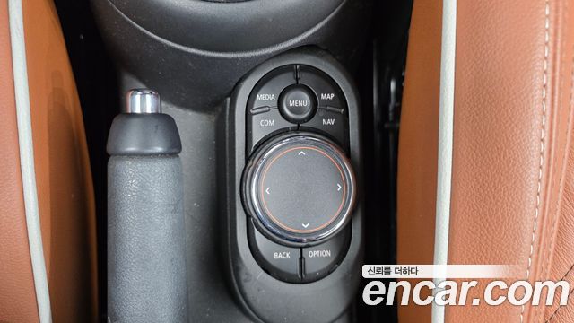 Mini Cooper Convertible 2019 — photo 30