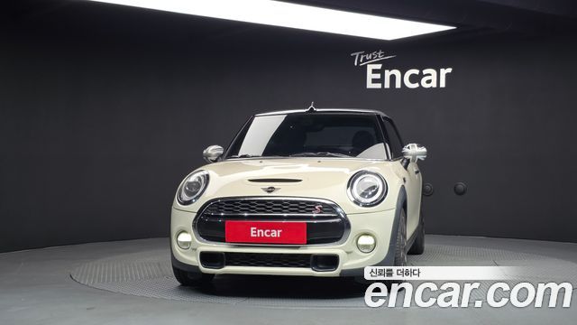 Mini Cooper Convertible 2019 — photo 31