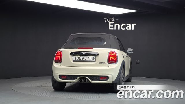 Mini Cooper Convertible 2019 — photo 33