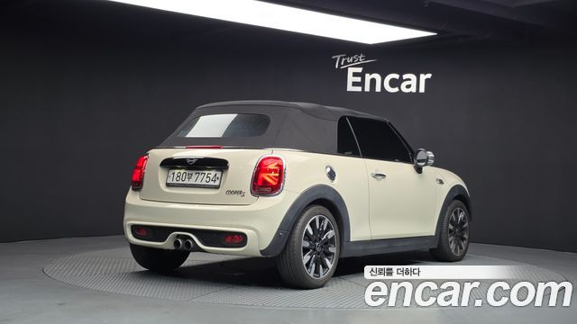 Mini Cooper Convertible 2019 — photo 34