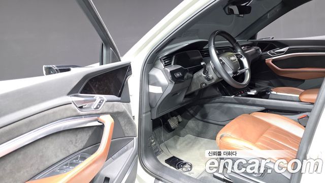 Audi e-tron 2020 — photo 11