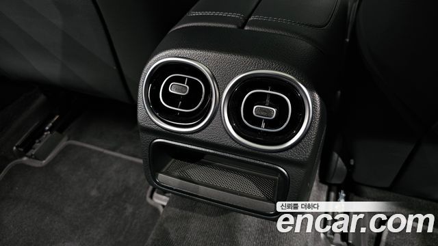Mercedes-Benz C-Class 2024 — photo 30