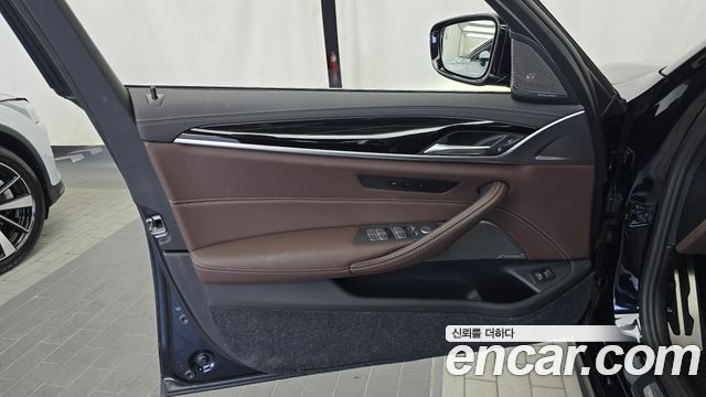 BMW 5-Series 2023 — photo 14