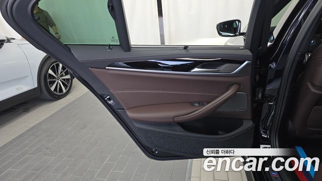 BMW 5-Series 2023 — photo 15