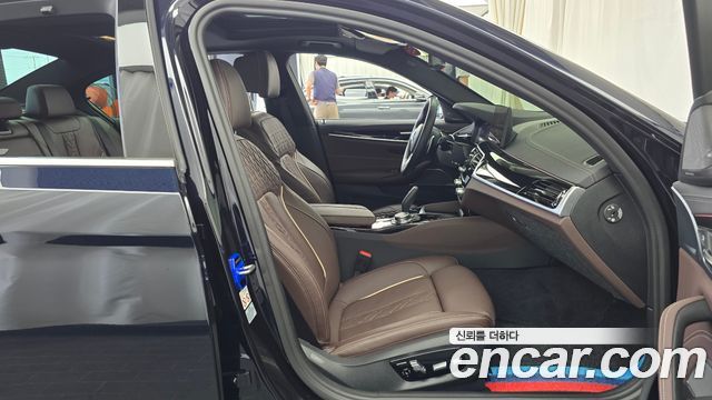 BMW 5-Series 2023 — photo 16