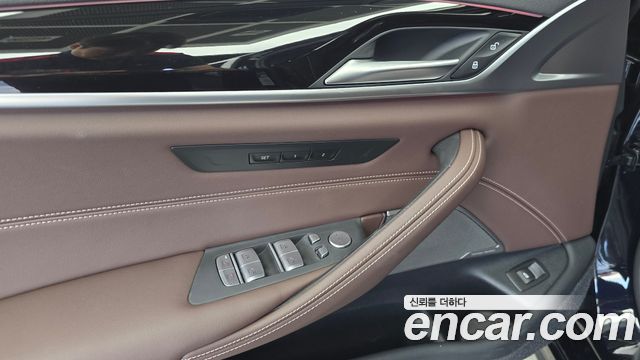 BMW 5-Series 2023 — photo 28