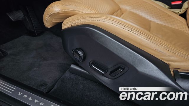 Volvo XC90 2019 — photo 31