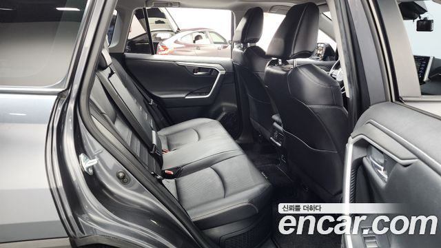 Toyota RAV4 2021 — photo 17