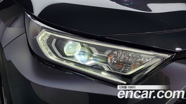 Toyota RAV4 2021 — photo 8