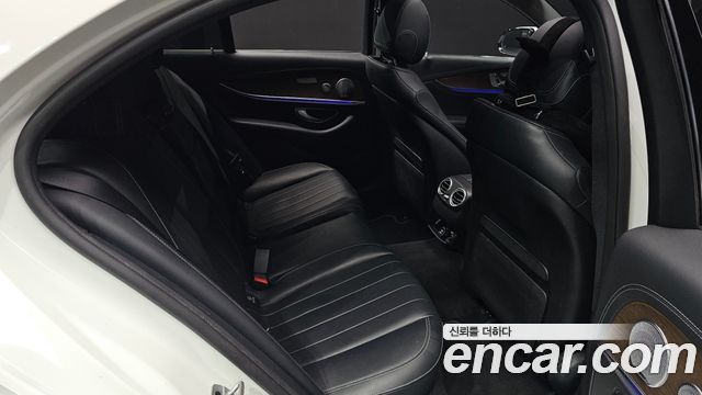 Mercedes-Benz E-Class 2019 — photo 17