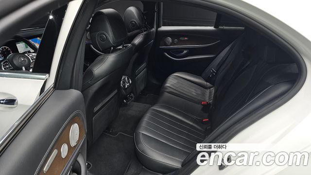 Mercedes-Benz E-Class 2019 — photo 18