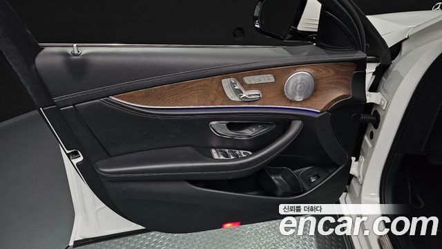 Mercedes-Benz E-Class 2019 — photo 14