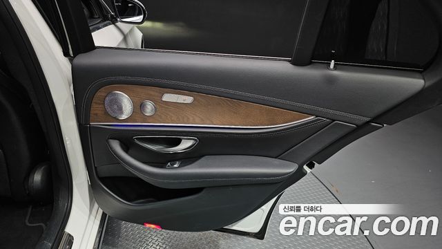 Mercedes-Benz E-Class 2019 — photo 15