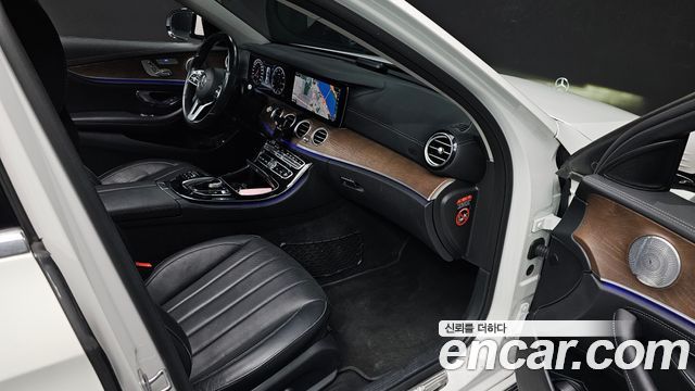 Mercedes-Benz E-Class 2019 — photo 16